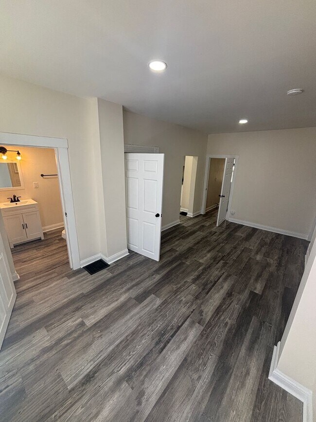 Building Photo - 715 1/2-570-572 E Main St