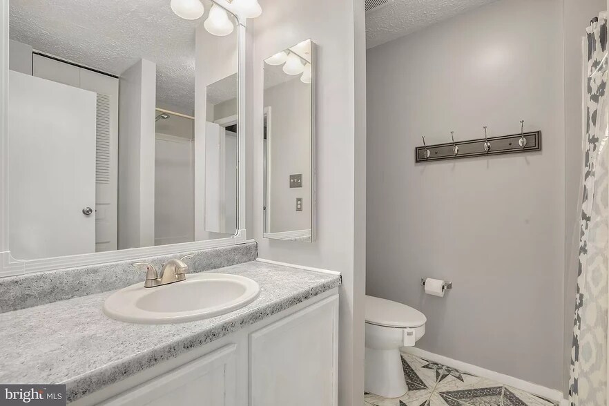 Full Bathroom in the Master Bedroom - 12504 Timber Hollow Pl