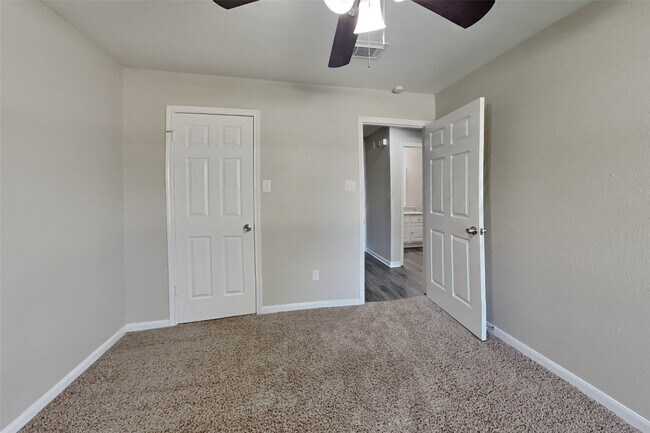 Building Photo - 2811 Pineleaf Dr