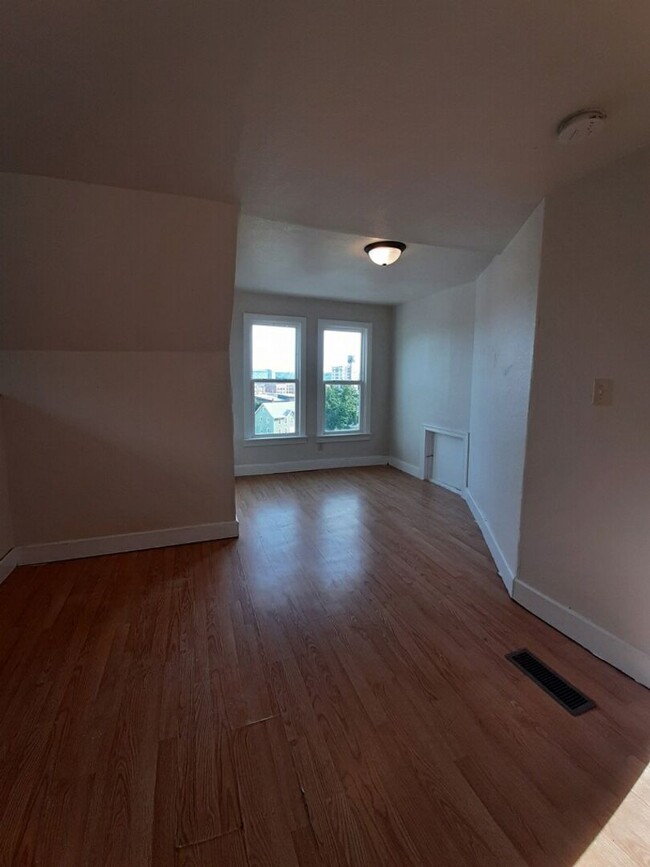 Building Photo - 3 bedroom Moline house with 2 car garage!