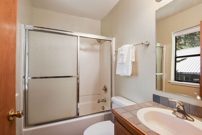 Building Photo - Cozy Armstrong Tract Long Term Furnished L...