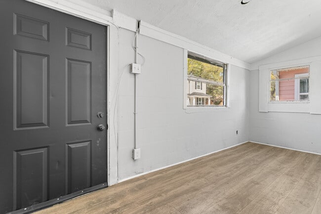 Building Photo - 1424 E 25th St