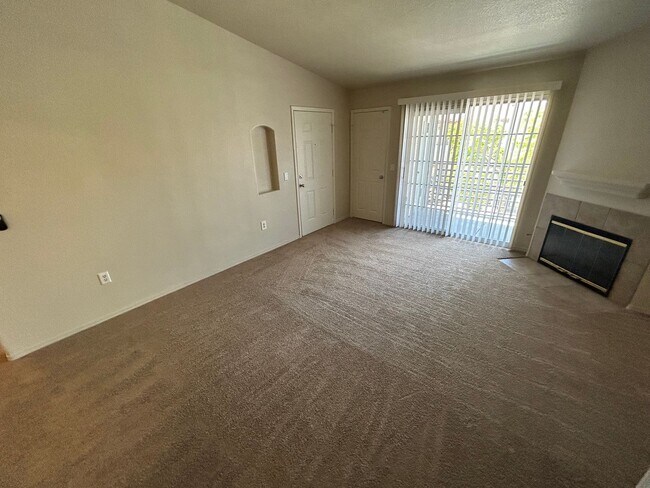 Building Photo - MOVE IN SPECIAL: $1000 OFF RENT WITH THIS SPACIOUS TOP FLOOR 2 BEDROOM 2 BATH CONDO