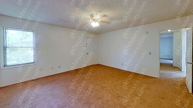 Building Photo - 144 Willow Pl S