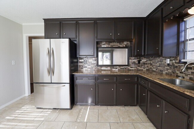 Building Photo - This Beautiful Home by Hunter Park is Wait...