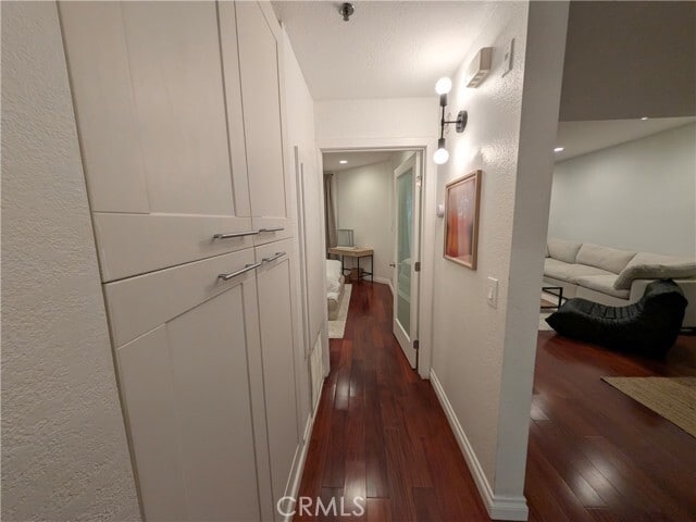 Building Photo - 585 N Rossmore Ave