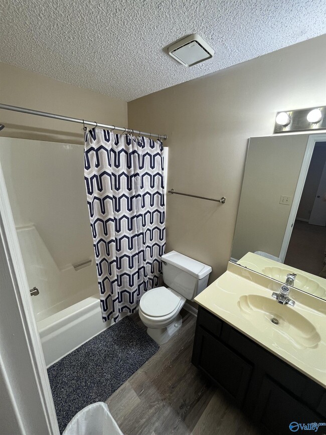 Building Photo - 317 Chateau Dr SW
