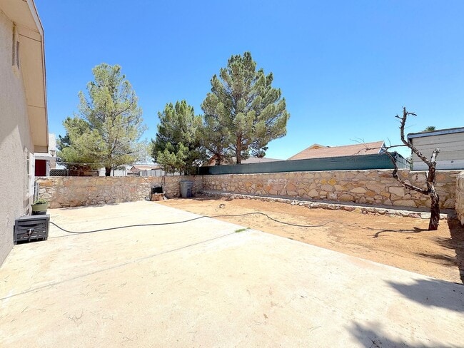 Building Photo - East El Paso 3bed/2bath Refrig A/C!