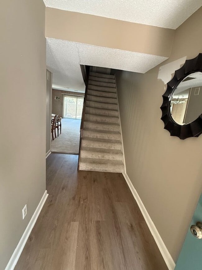 Building Photo - 2 Bedroom / 2 Bathroom @ Surf Court