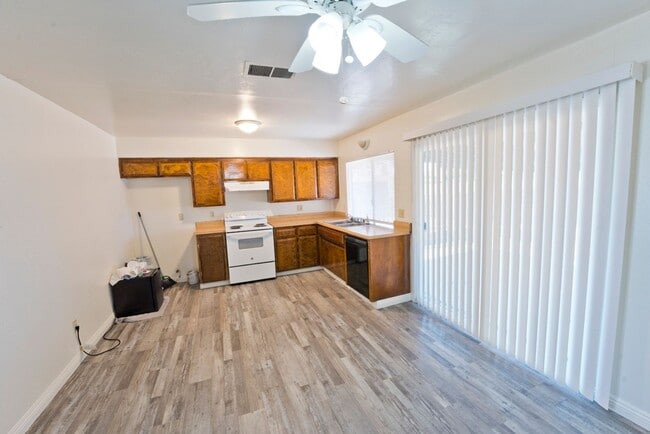 Building Photo - SW-Bakersfield 3 bedrooms 1 baths