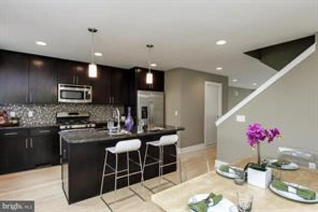 Building Photo - Manayunk Townhome with 2 Car Parking