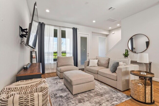 Building Photo - Great Opportunity! Modern three-story home located in the heart of EaDo, offering a well-designed...