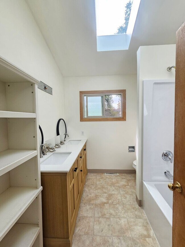 Building Photo - $2,500 - 4 Bed / 2 Bath Beautiful Home in ...