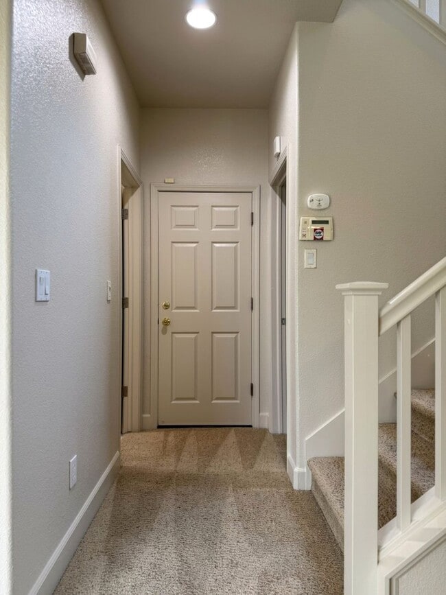 Building Photo - Pleasing 5/2 near college and UC