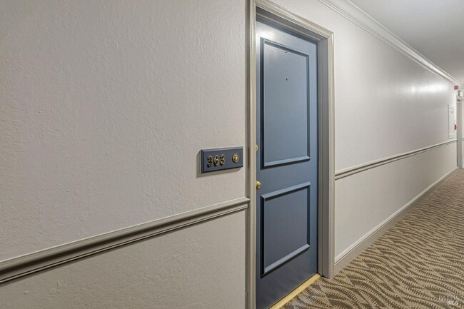 Building Photo - 363 Eden Roc Dr