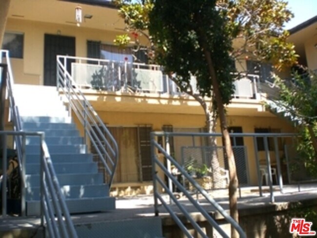 Primary Photo - 4106 Rosewood Ave