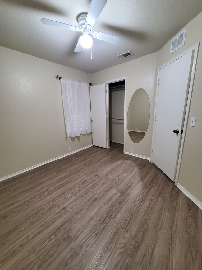 Unit B - Bedroom, pic 1 - 3609 Sonoma Dr