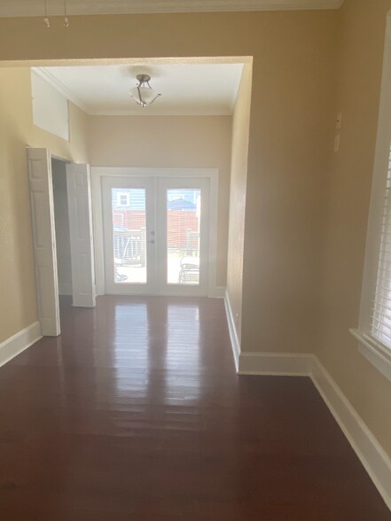 Building Photo - 714 S Bungalow Terrace