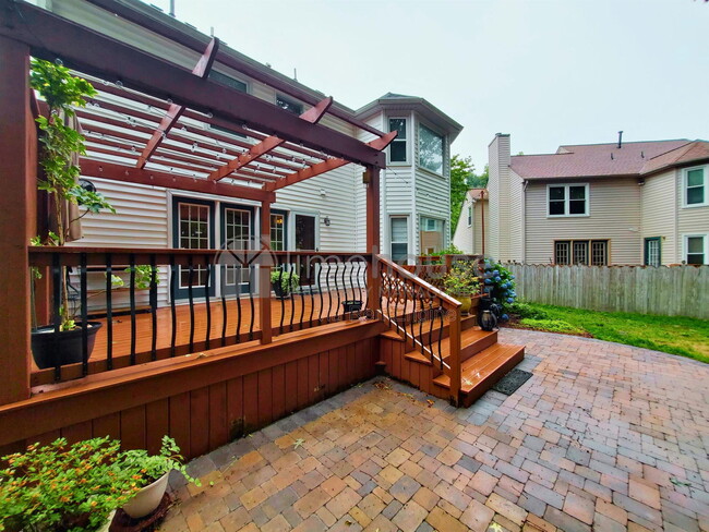 Building Photo - 909 Brandon Quay