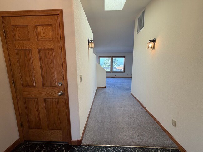 Building Photo - 3405 SW Hillcrest Dr