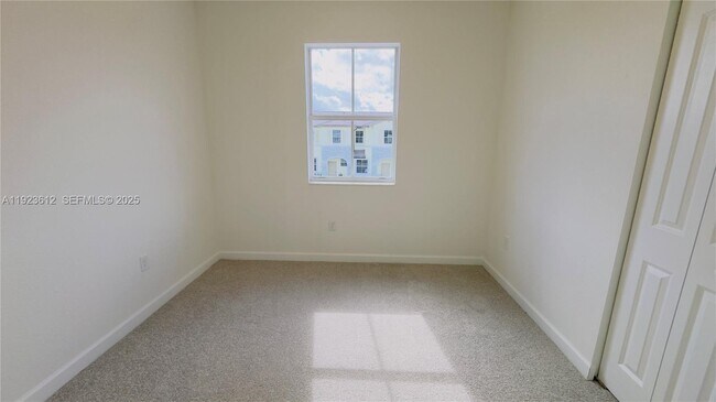 Building Photo - 2621 SE 27th Dr