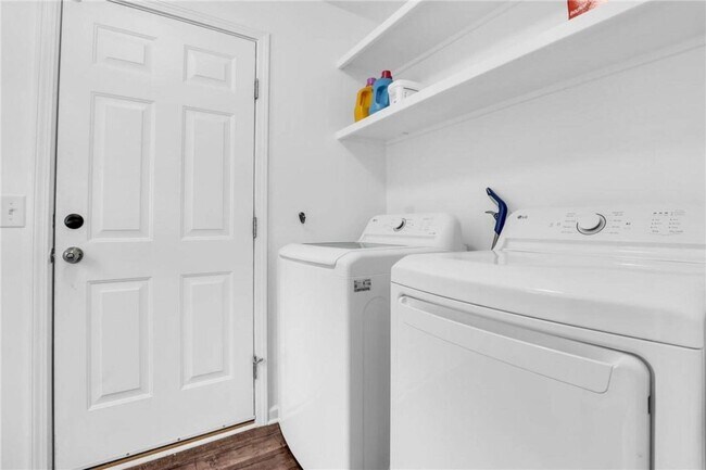 Building Photo - Modern 4 Bedroom South Savannah Home with ...