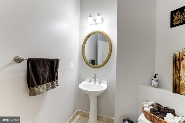 Building Photo - 2945 Oakton Knoll Ct