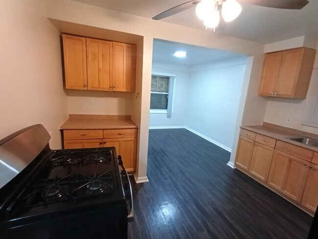 Building Photo - 3 bedroom, 1 bath, brick bungalow now available! $1,500