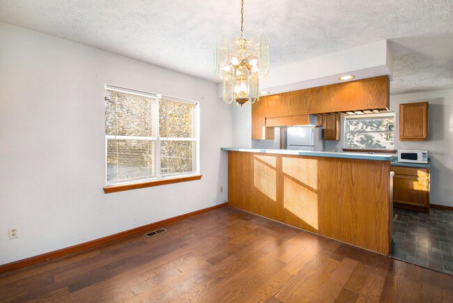 Building Photo - 528 Avon St