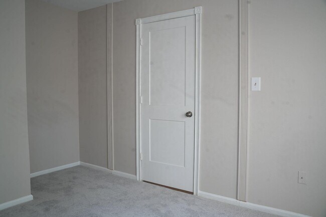 Building Photo - 84 Woodlake Dr