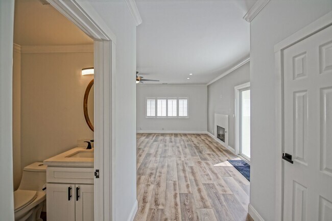 Building Photo - Beautifully Remodeled, Detached Front Town...