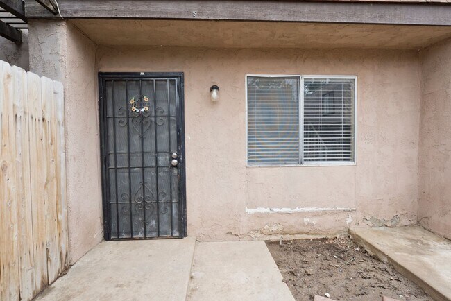 Building Photo - SW- condo 2bed-1 bath attached 1 car garage