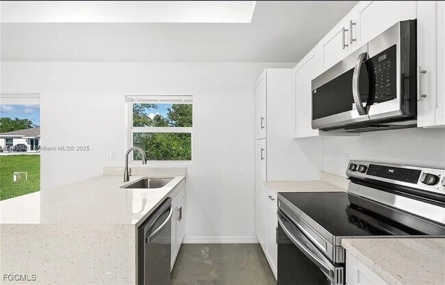 Building Photo - 416 Pinehurst Ave