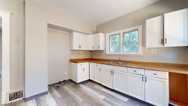 Building Photo - Cudell/West Blvd neighborhood; 4 bedroom/1 bath single family house for rent!