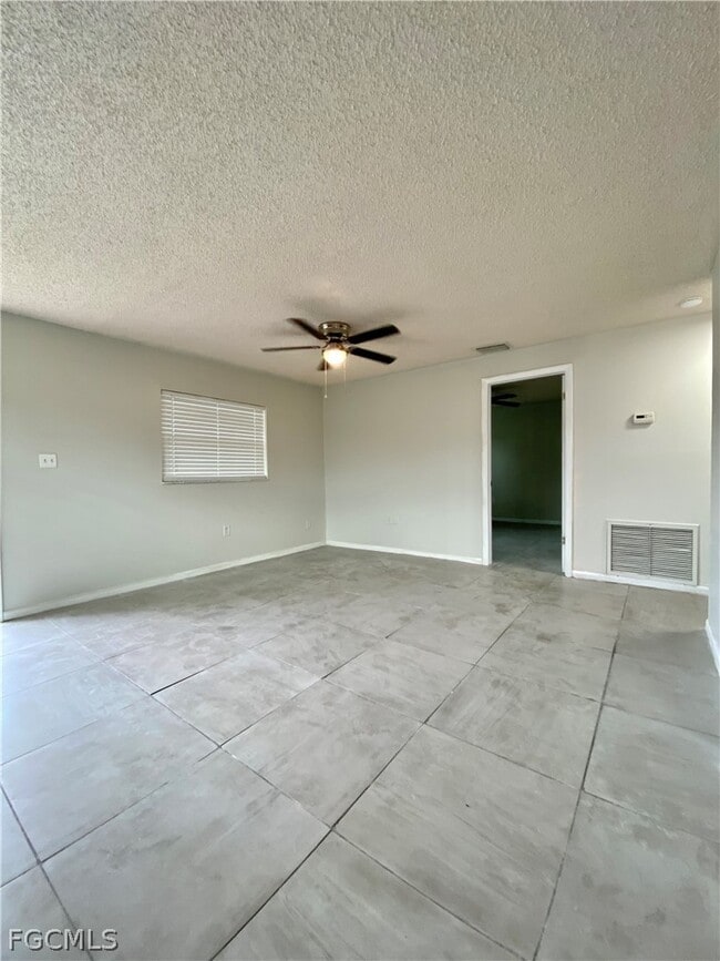 Building Photo - 1534 Oak Dr