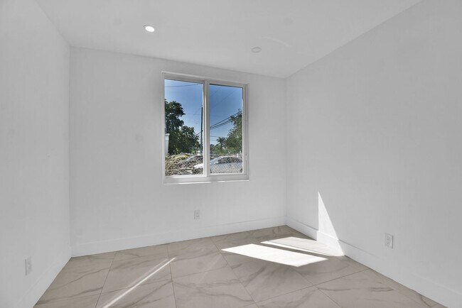 Building Photo - 3025 NW 8th Ave