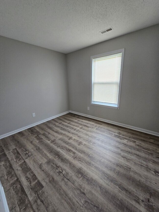 Building Photo - Three Bedroom Ranch Style Home Located in ...