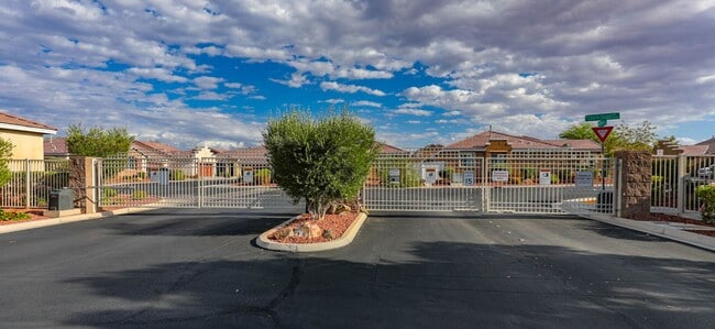 Building Photo - Beautiful, Single Story, 2 bed, 2 bath, To...