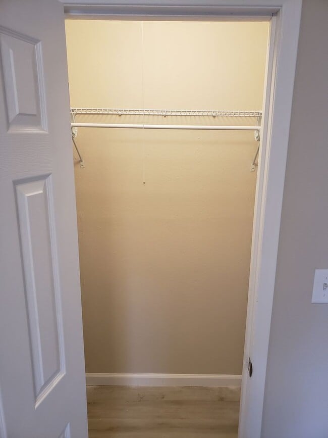 Building Photo - SPACIOUS 3 BEDROOM 2 BATH AVAILABLE NOW!!