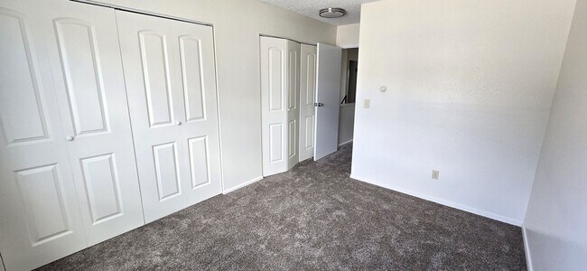 Building Photo - 3 Bedrooms, 2.5 Bathrooms, 1 Car Garage To...