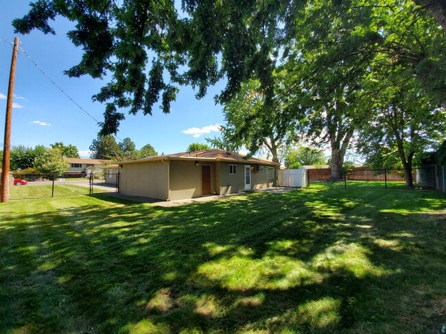 Building Photo - 906 Rd 46