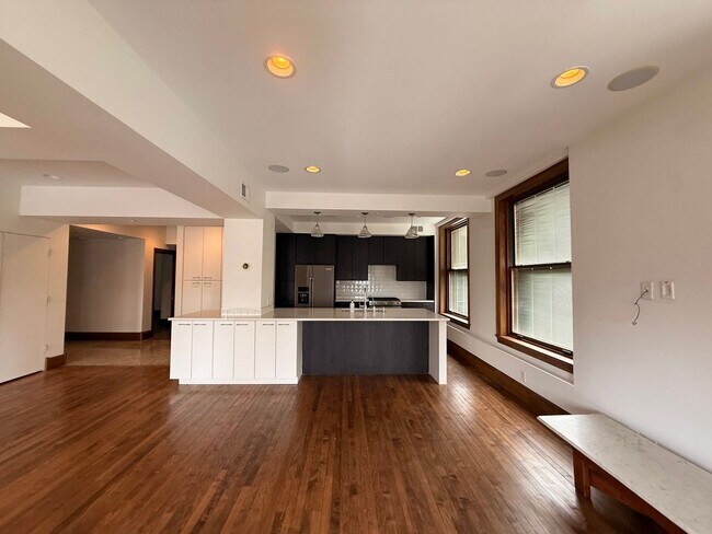 Building Photo - Beautiful and Spacious 3 BDRM 2 BATH Unit in the Heart of Public Square