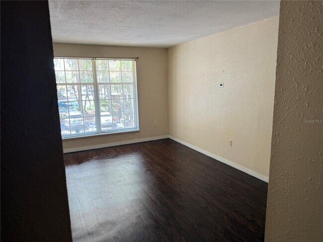 Building Photo - 3906 Versailles Dr