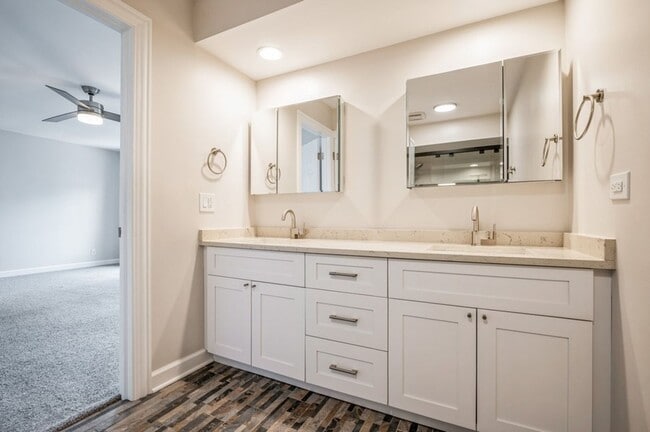 Building Photo - Gorgeous & Spacious Lincolshire Townhouse ...