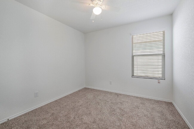 Building Photo - Redbird Ranch 4 Bedroom, 2 Bath, Free Internet, Tons of Amenities