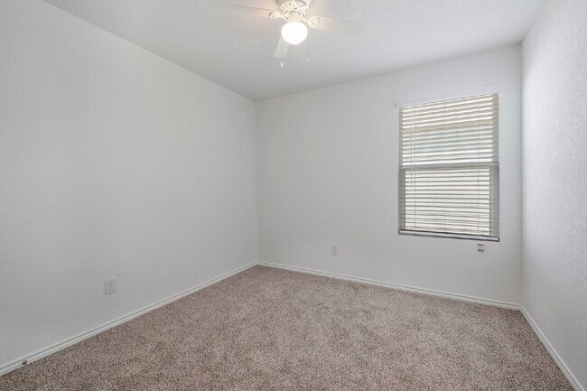 Building Photo - Redbird Ranch 4 Bedroom, 2 Bath, Internet Included, Tons of Amenities