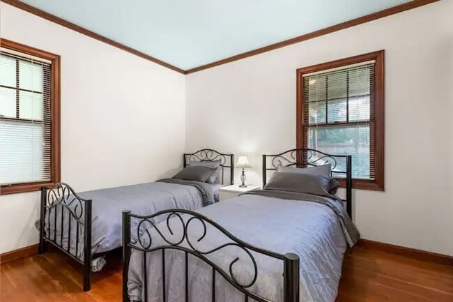 Building Photo - 2 Bed, 1 Bath in the Irvington Neighborhood!