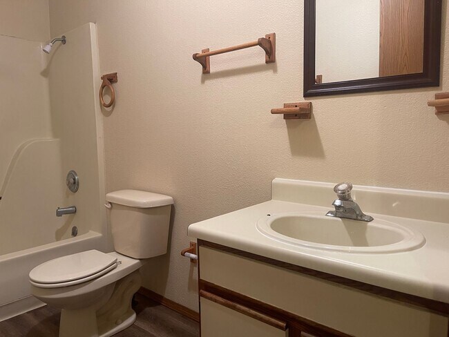 Building Photo - chestnut