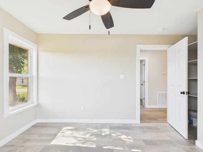 Building Photo - Harper TX Rental