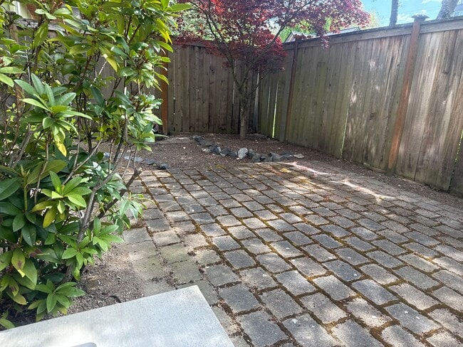 Building Photo - Convenient 3 beds, 2.5 bath in Ballard